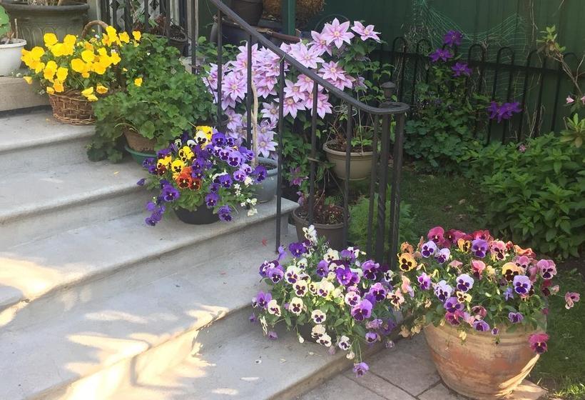 Bed and Breakfast Queens Landing Guest House | Kitchener | Ontario | Canada 6