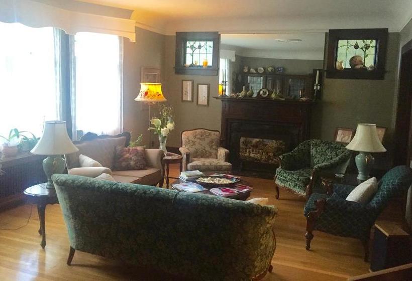 Bed and Breakfast Queens Landing Guest House | Kitchener | Ontario | Canada 8