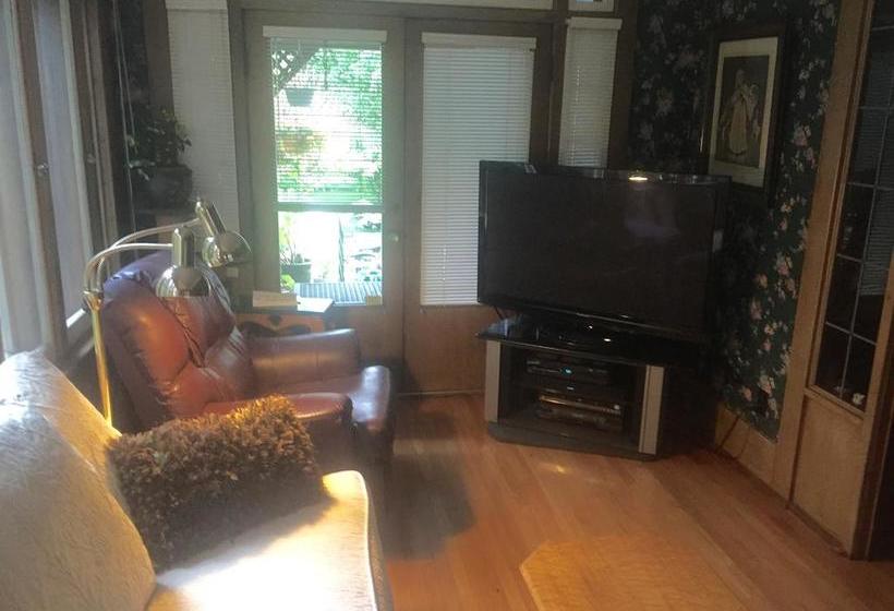 Bed and Breakfast Queens Landing Guest House | Kitchener | Ontario | Canada 9