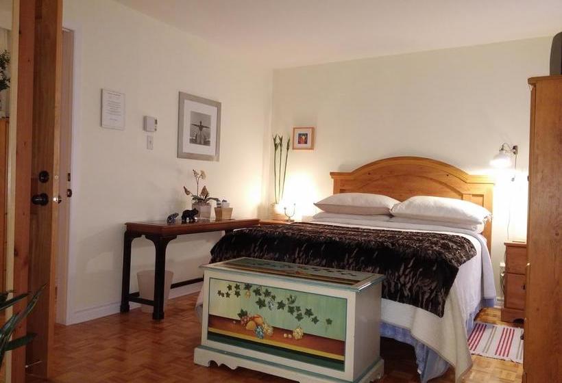 L Escogriffe B&b  Men Only | Montreal | Quebec | Canada 3