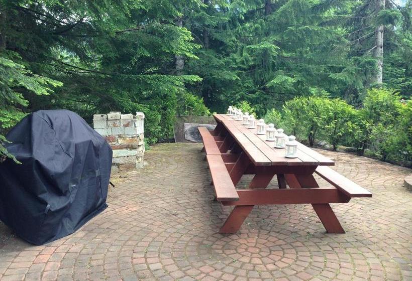 Whistler Lodge Hostel | Whistler | British Columbia | Canada 9