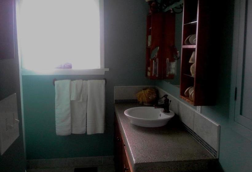 Arbour Cottage B & B | Courtenay | British Columbia | Canada 14