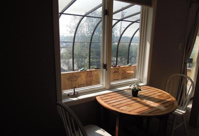 Sunshine B&b In Old Town | Yellowknife | Northwest Territories | Canada 13