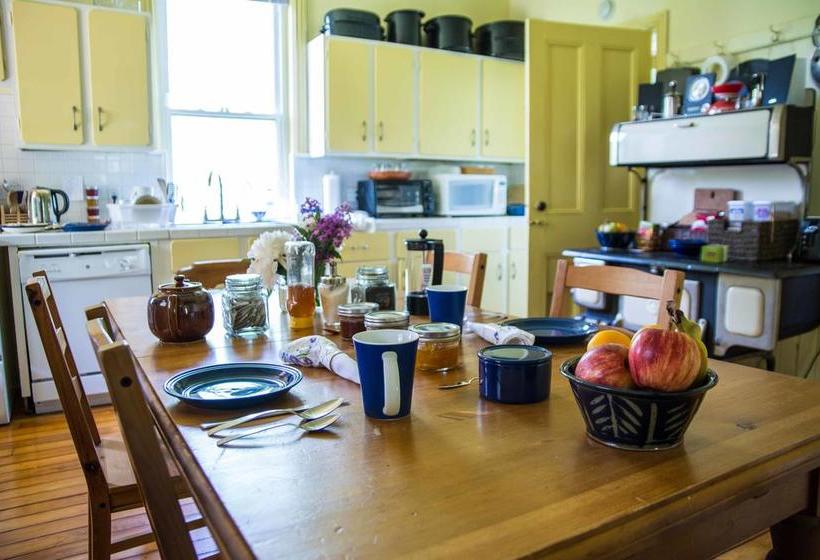 Laura S Bed & Breakfast | Kingston | Ontario | Canada 7