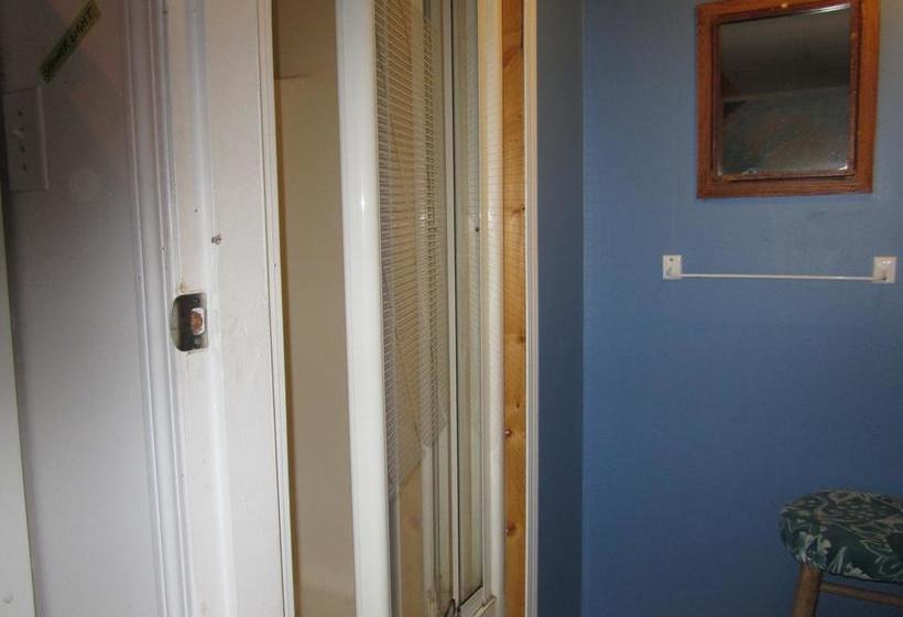 Hostel Beez Kneez Bakpakers | Whitehorse | Yukon Territory | Canada 7