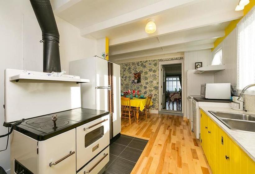 Bed and Breakfast Maison Des Lilas | La Malbaie | Quebec | Canada 16