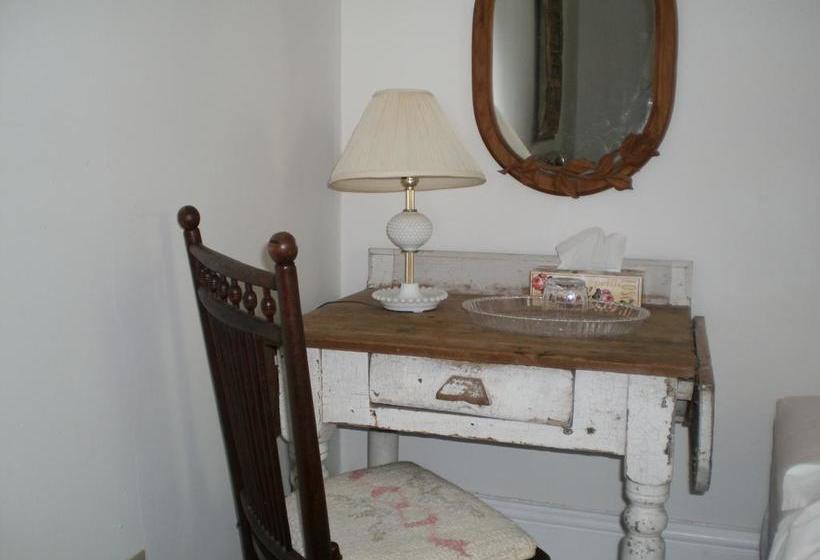 Bed and Breakfast Elizabeth S Rose Cottage | Kingston | Ontario | Canada 4