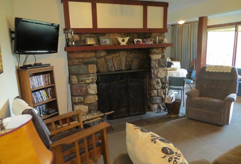 Bed and Breakfast Northland Lodge | Waterton Park | Alberta | Canada 1