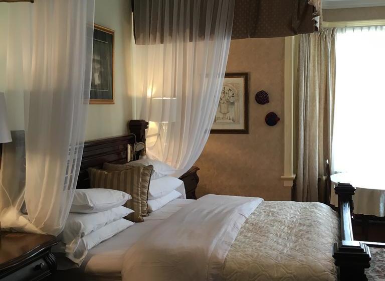 The Columns Bed & Breakfast | Winnipeg | Manitoba | Canada 17