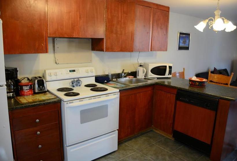 Newman House Hostel | Saint John | New Brunswick | Canada 6