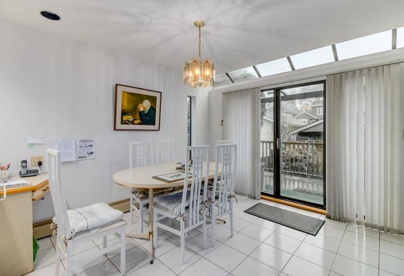 Vancouver Dunbar Bed And Breakfast | Vancouver | British Columbia | Canada 9