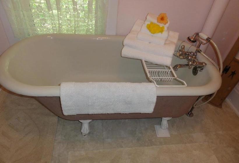 Bed and Breakfast 1875 A Charters Inn | Midland | Ontario | Canada 3