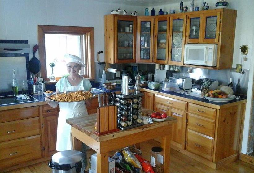 Bed and Breakfast Auberge Du Saumonier Lodge | Gaspe | Quebec | Canada 11