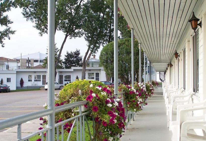 Hostel Auberge Le Parasol | Saguenay | Quebec | Canada 14