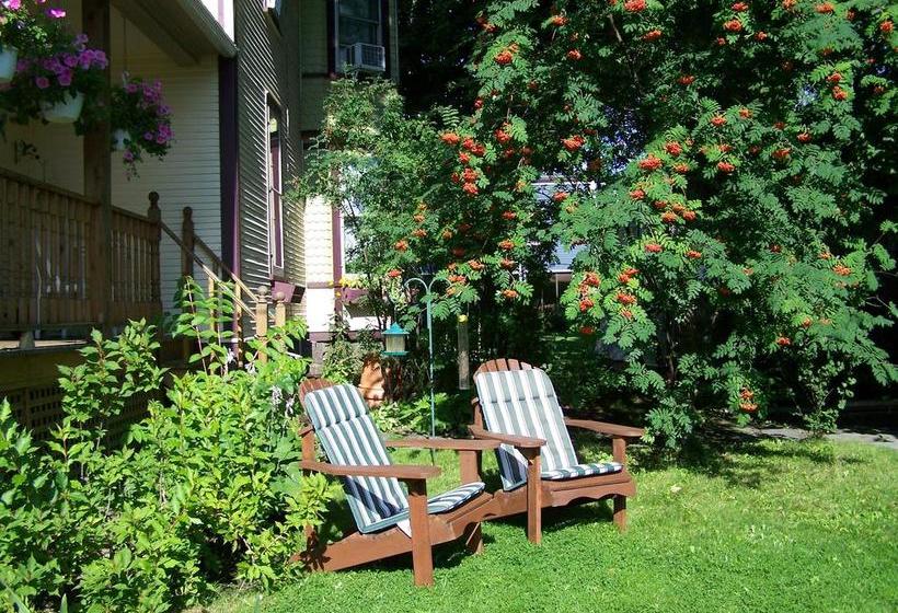 Hostel O Berge Du Pignon | Waterloo | Quebec | Canada 9