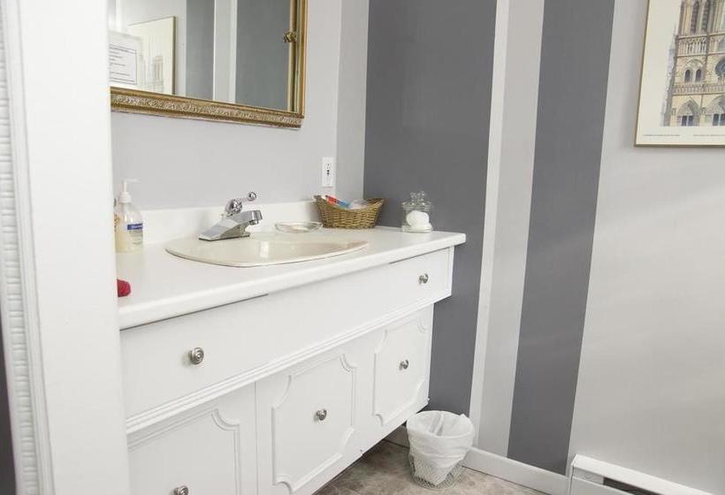 Bed and Breakfast La Maison Du Seminaire | Saguenay | Québec | Hôtels au Canada 7