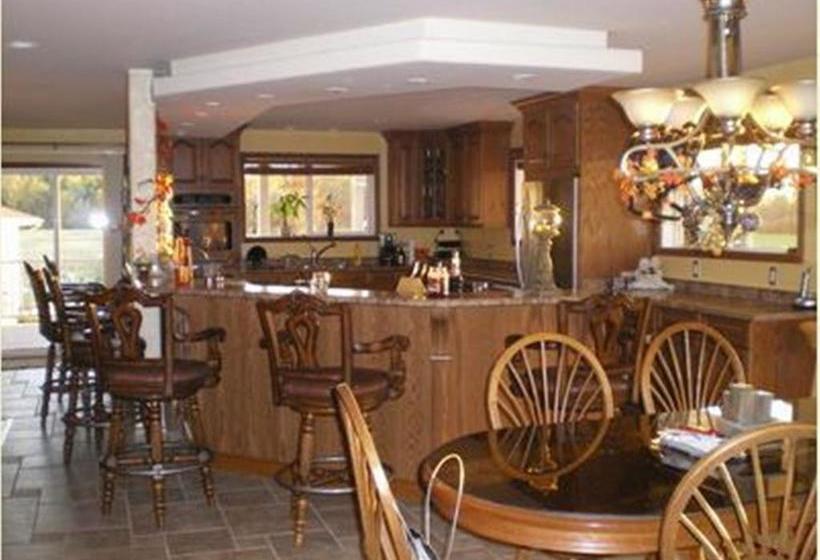 Bed and Breakfast Guesthouse Getaway! | Windsor | Ontario | Canada 4