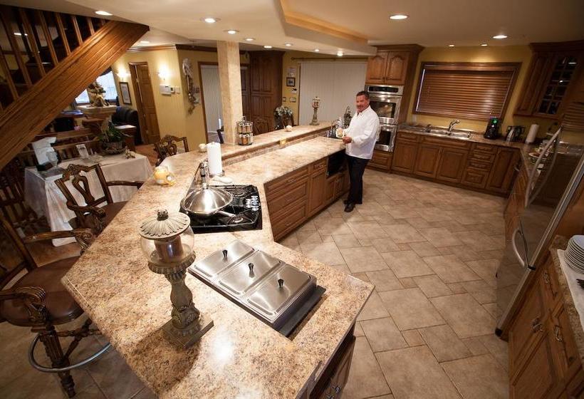 Bed and Breakfast Guesthouse Getaway! | Windsor | Ontario | Canada 8