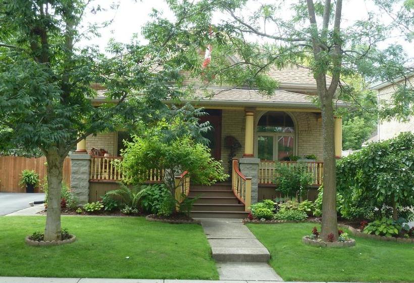 Bed and Breakfast Hathaways Cottage Stratford Ontario