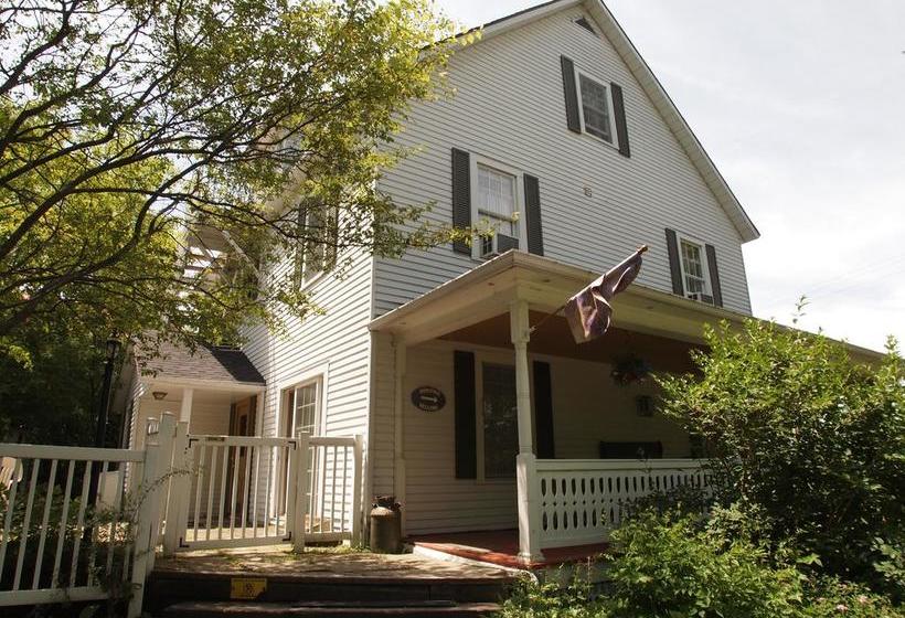 Bed and Breakfast Au Manoir De La Rue Merry | Magog | Quebec | Canada 2