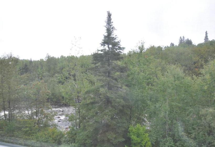 Hostel Auberge De Jeunesse  Les Mains Tissees | La Baie | Quebec | Canada 1