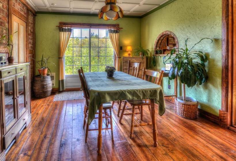 Hostel Auberge De Jeunesse  Les Mains Tissees | La Baie | Quebec | Canada 17