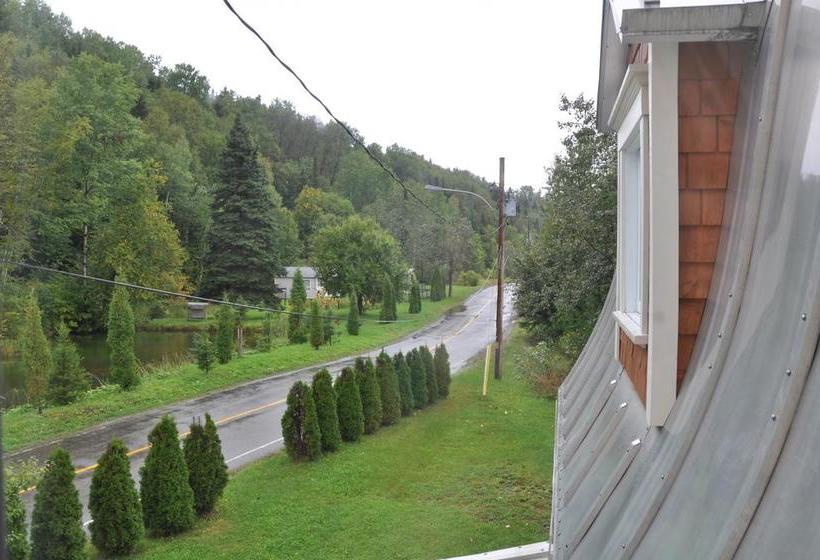 Hostel Auberge De Jeunesse  Les Mains Tissees | La Baie | Quebec | Canada 3