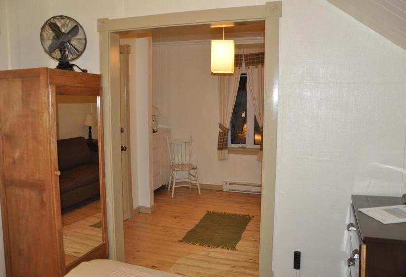 Hostel Auberge De Jeunesse  Les Mains Tissees | La Baie | Quebec | Canada 6