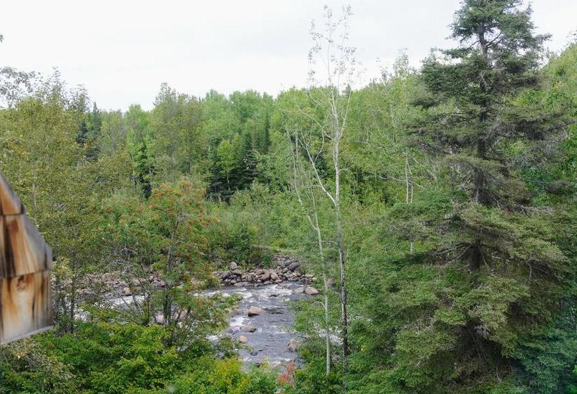 Hostel Auberge De Jeunesse  Les Mains Tissees | La Baie | Quebec | Canada 9