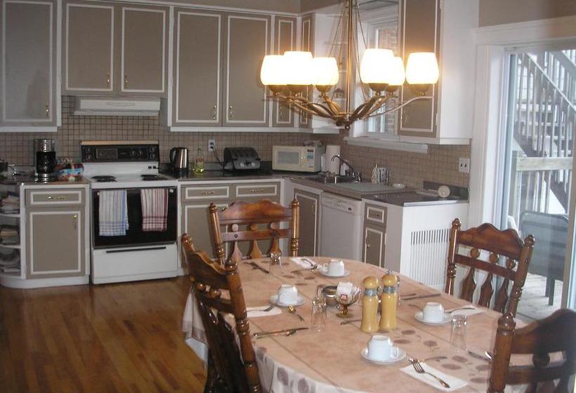 Bed and Breakfast Couette & Café  à La Québécoise