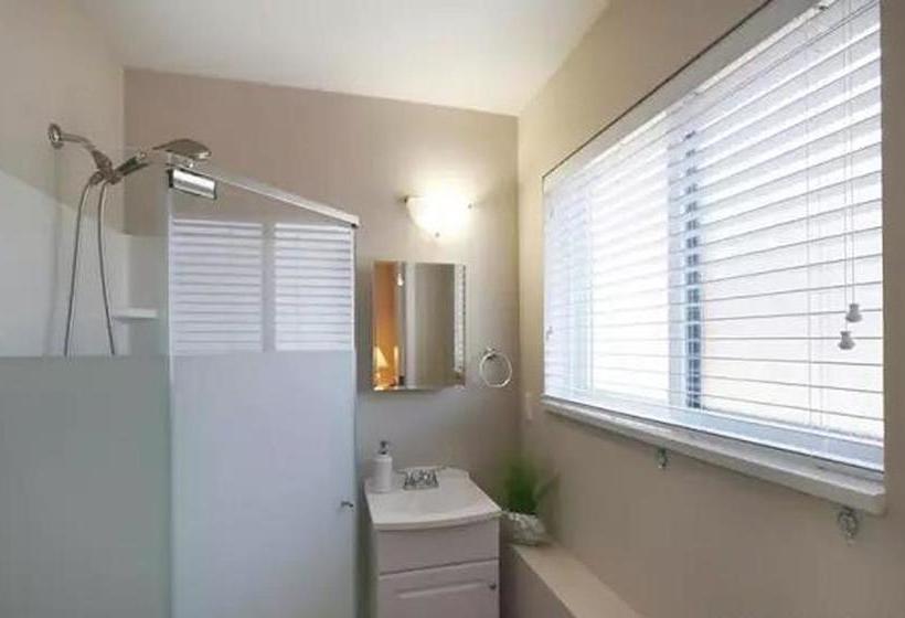 Yvr Home Hostel | Vancouver | British Columbia | Canada 3