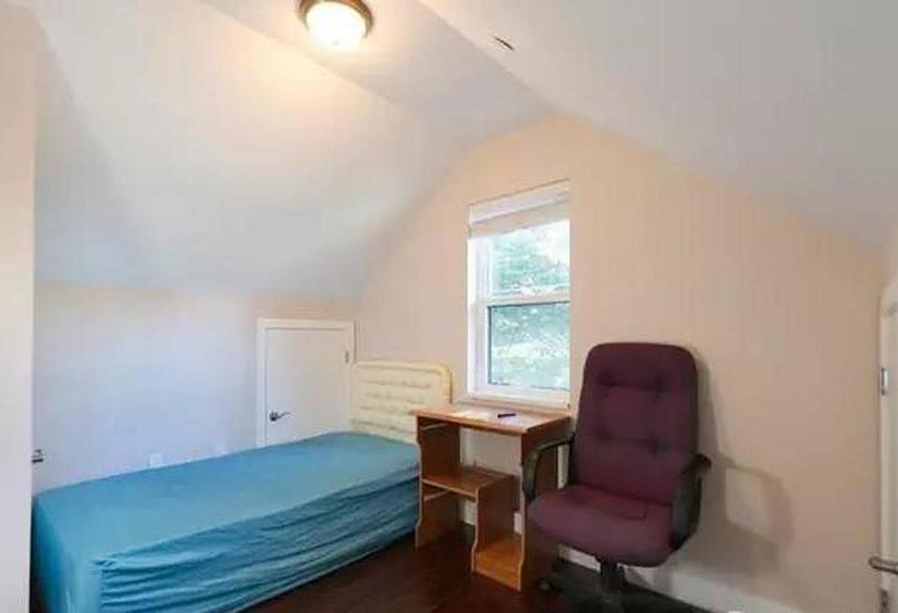 Yvr Home Hostel | Vancouver | British Columbia | Canada 4