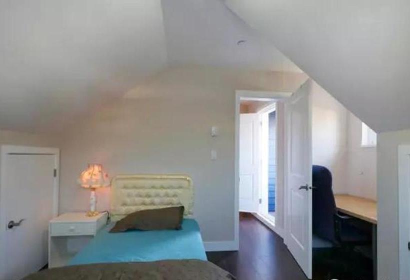 Yvr Home Hostel | Vancouver | British Columbia | Canada 5