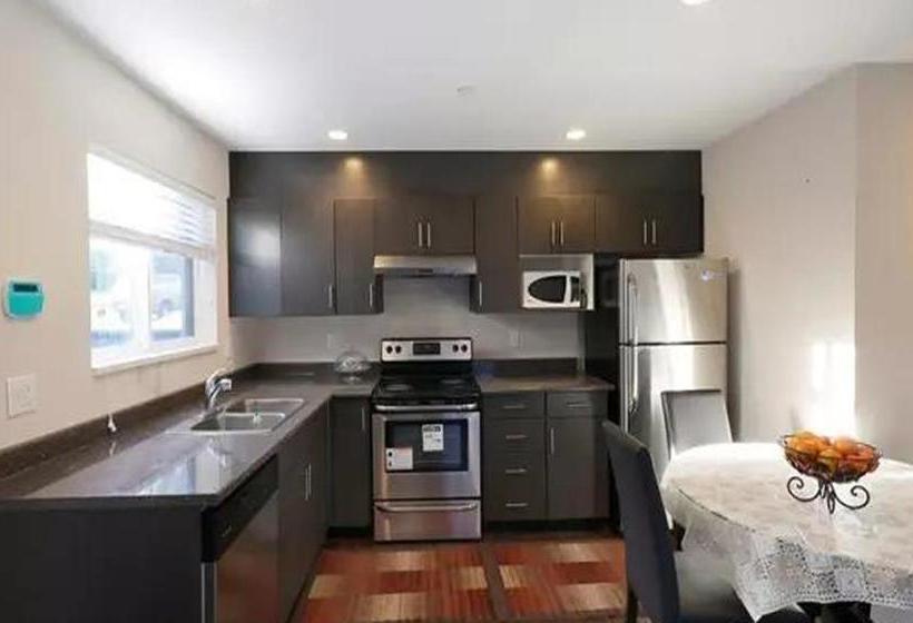 Yvr Home Hostel | Vancouver | British Columbia | Canada 6