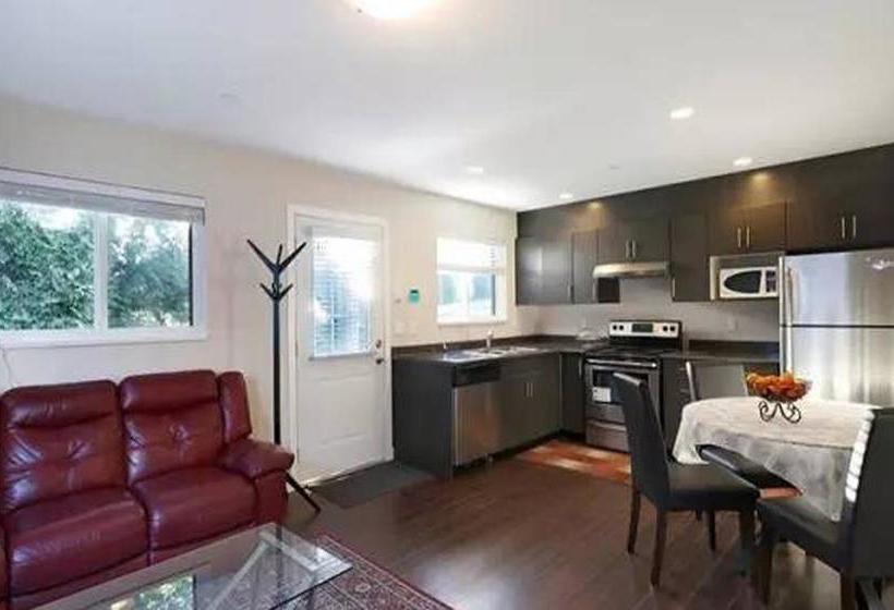 Yvr Home Hostel | Vancouver | British Columbia | Canada 7