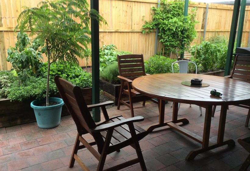 Hotel 17 North Street Budget Accommodation | Caloundra | Queensland | Australia 12