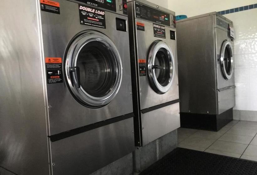 Hotel 17 North Street Budget Accommodation | Caloundra | Queensland | Australia 4