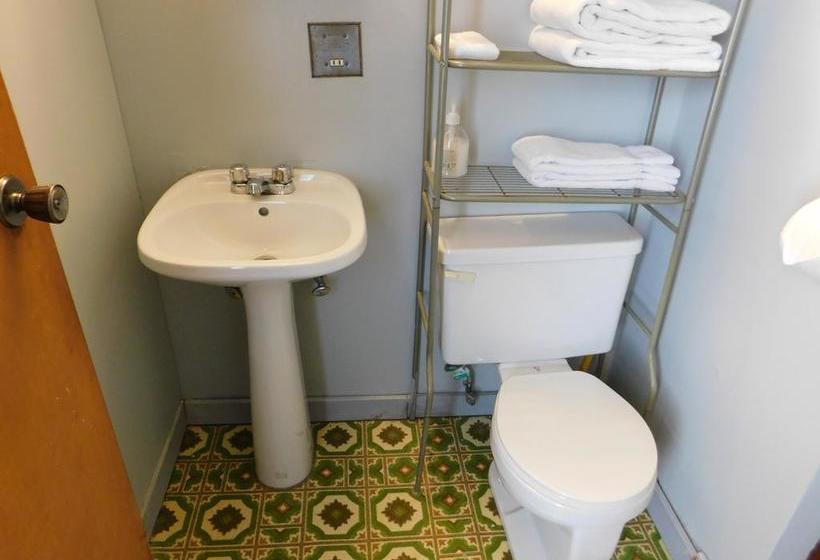 Dinosaur Hotel & Newcastle Bar | Drumheller | Alberta | Canada 5