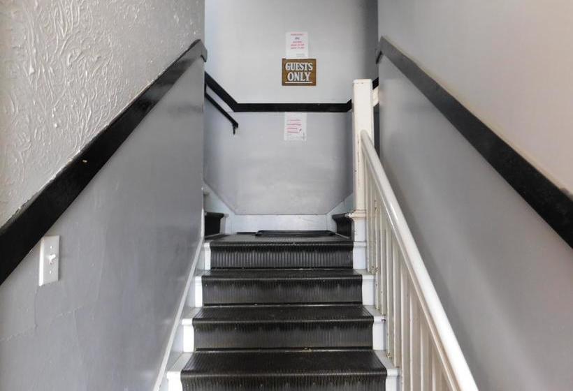 Dinosaur Hotel & Newcastle Bar | Drumheller | Alberta | Canada 7