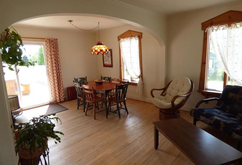 Hostel Auberge De Jeunesse Du Lac Stjean | Saint Gedeon | Quebec | Canada 7