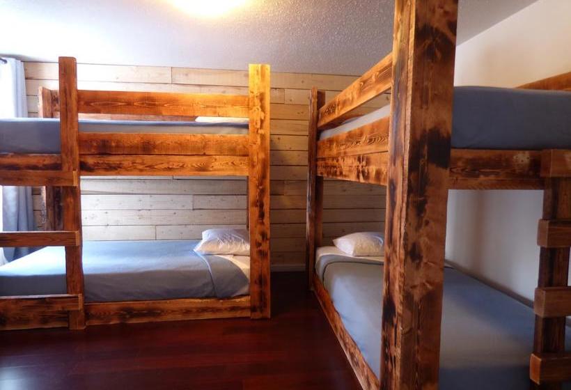 Hostel Auberge De Jeunesse Du Lac Stjean | Saint Gedeon | Quebec | Canada 9