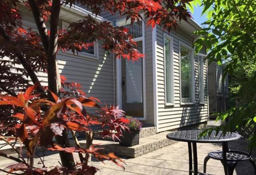 Bed and Breakfast 2 Moon Cottage | Niagara on the Lake | Ontario | Canada 3