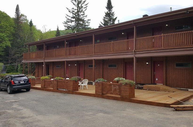 Hotel Le Petit Lac Sainteadèle | Sainte Adele | Quebec | Canada 11