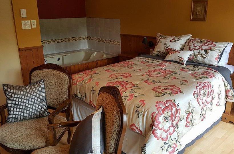 Hotel Le Petit Lac Sainteadèle | Sainte Adele | Quebec | Canada 13