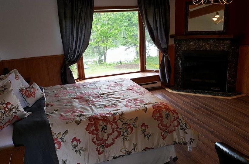 Hotel Le Petit Lac Sainteadèle | Sainte Adele | Quebec | Canada 20