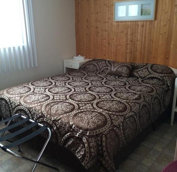 Motel Central | Sainte Anne de Beaupre | Quebec | Canada 13