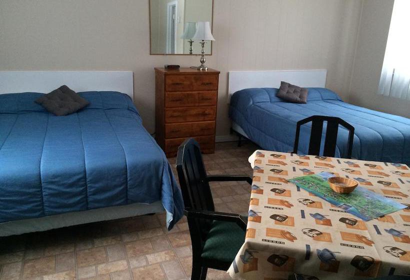 Motel Central | Sainte Anne de Beaupre | Quebec | Canada 8