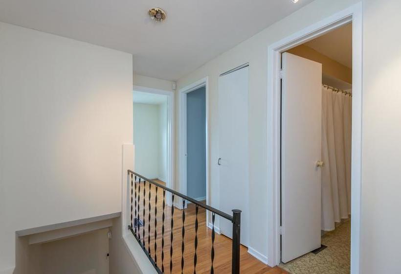 Hostel Scarborough East Budget Stay | Toronto | Ontario | Canada 7