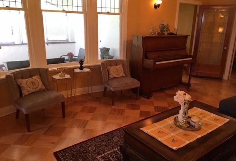 Bed and Breakfast Heritage House At Kismet Estate Winery | Oliver | British Columbia | Canada 10