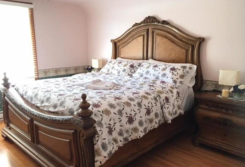 Bed and Breakfast Heritage House At Kismet Estate Winery | Oliver | British Columbia | Canada 11